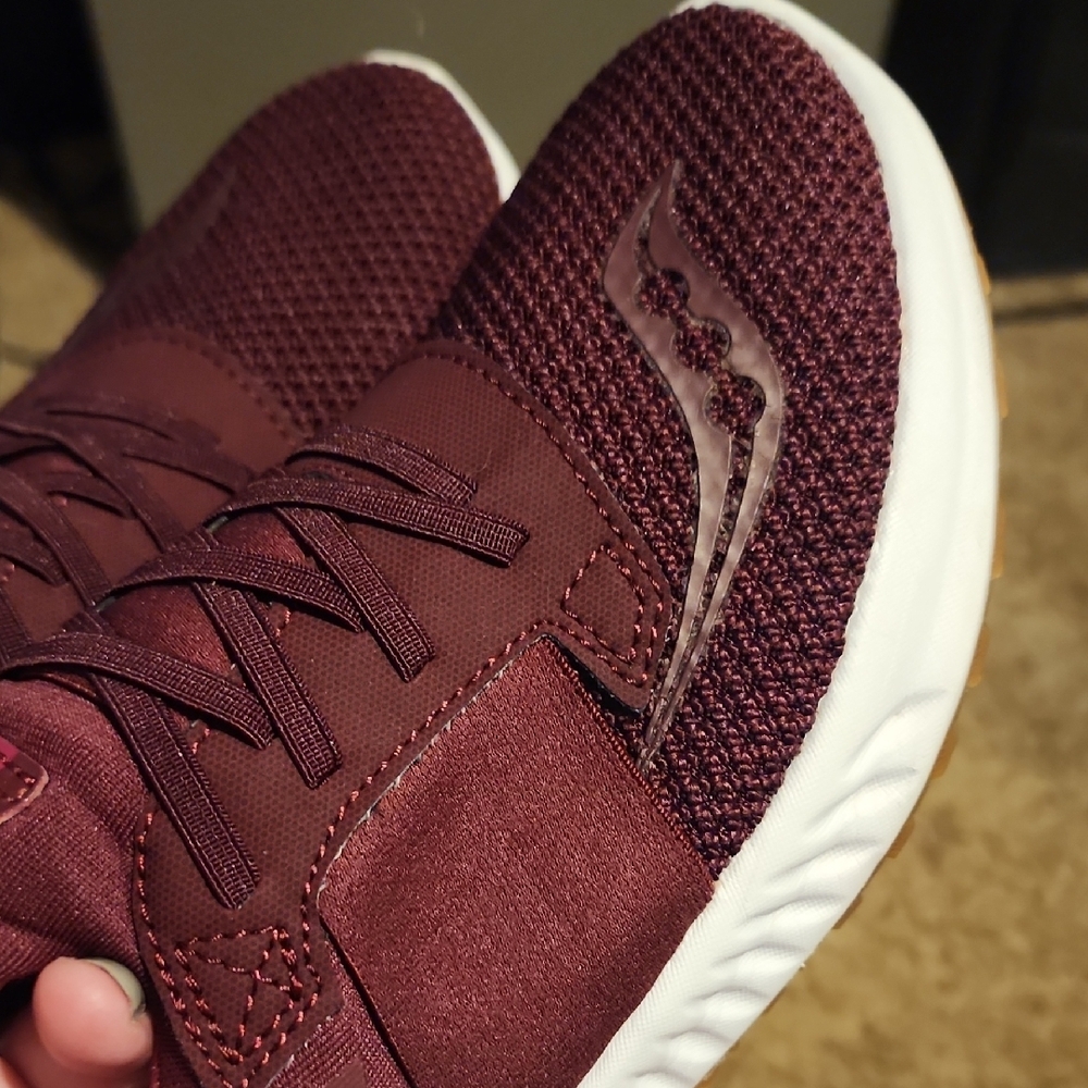 🩵🩵🩵Saucony Women Maroon Sneakers